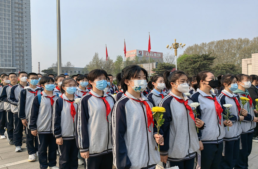 石家庄市第48中学师生代表来到华北军区烈士陵园，开展清明祭英烈活动。 杨悦梅摄