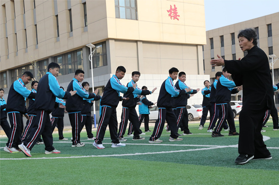 順平縣第三中學學生在學習太極拳法。 趙端攝