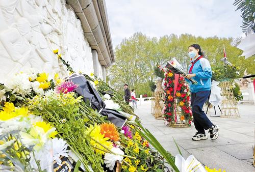 4月5日，華北軍區烈士陵園迎來清明節祭掃高峰，廣大黨員干部群眾紛紛來到這裡，通過獻一束花、敬一個禮等方式，瞻仰英雄，緬懷烈士。 河北日報記者　張 昊攝