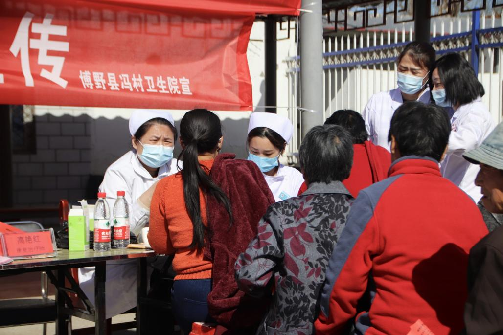 专家为前来义诊的村民答疑解惑。 张光伟摄