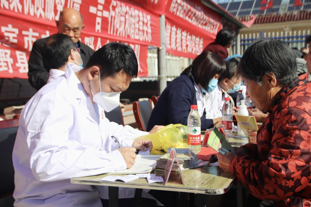 专家为前来义诊的村民开具药方。 张光伟摄