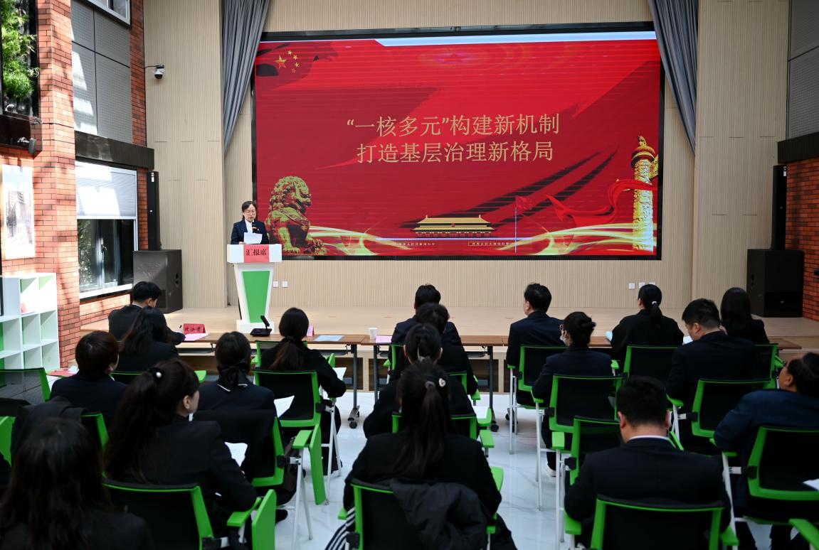 邯鄲市復興區百家村街道六二社區黨組織書記楊紅匯報。