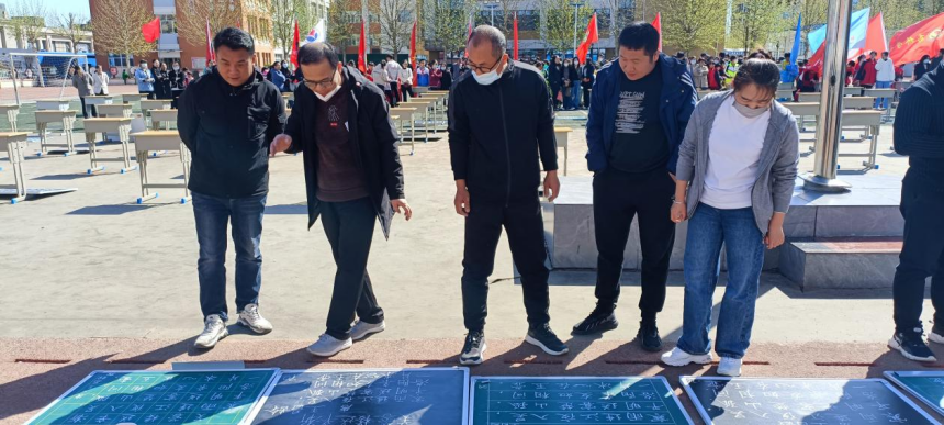 4月7日，白沟新城2023年小学师生规范汉字书写比赛活动现场，评委老师正在认真评判。 郭丽摄
