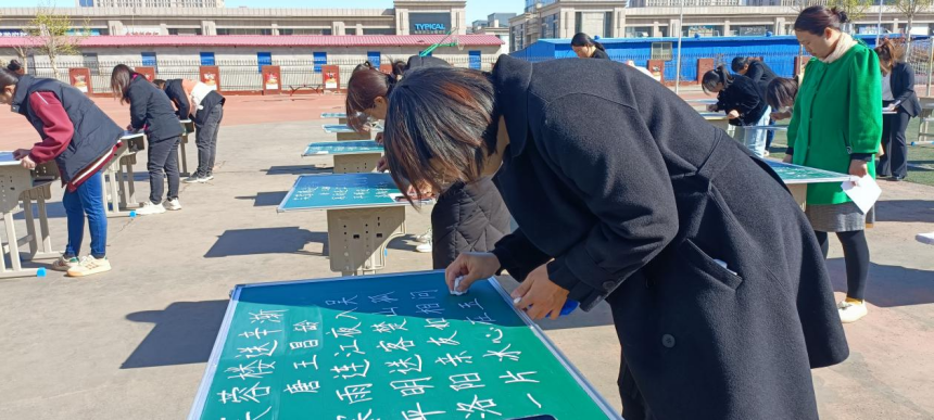 4月7日，白沟新城组织开展2023年小学师生规范汉字书写比赛活动，参赛教师正在用粉笔书写。 郭丽摄