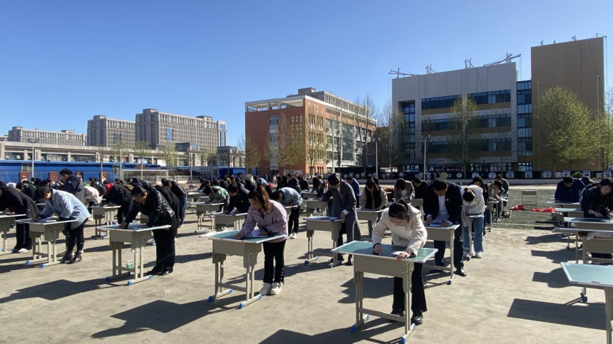 4月7日，白沟新城组织开展2023年小学师生规范汉字书写比赛活动，参赛教师正在用粉笔书写。 郭丽摄