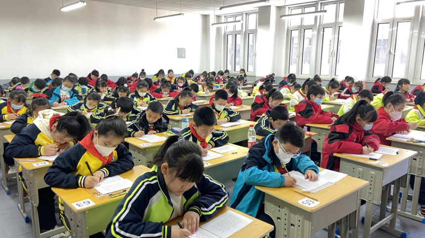 4月7日，白沟新城组织开展2023年小学师生规范汉字书写比赛活动，参赛学生正在用硬笔书写。 郭丽摄