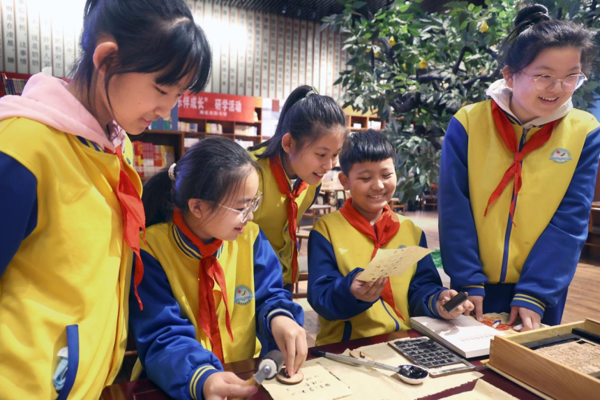 孩子们看着自己用雕版印刷完成的作品喜笑颜开。 鲍俊秀摄