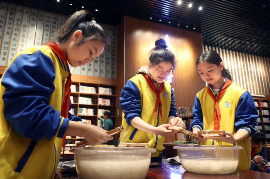 孩子们亲手实践,体验古代造纸术。 鲍俊秀摄