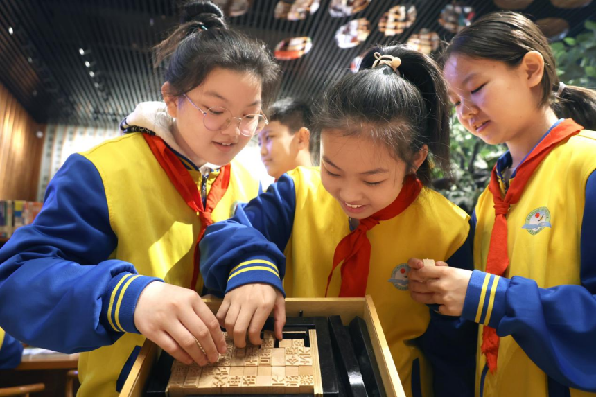 孩子们在体验古代活字印刷术。 鲍俊秀摄
