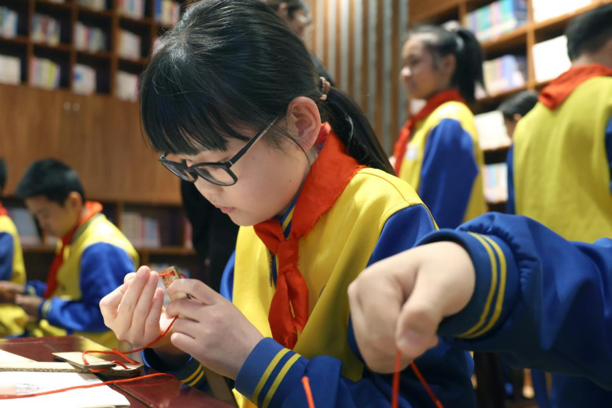 孩子们正在动手体验木牍制作。 鲍俊秀摄