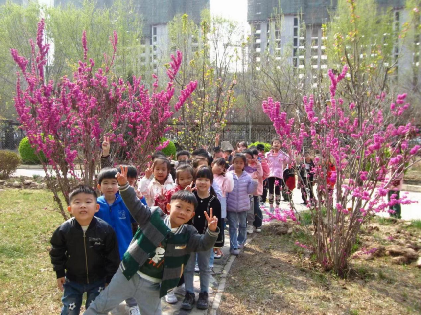 小朋友们在口袋公园嬉戏玩耍。 刘蒙蒙摄