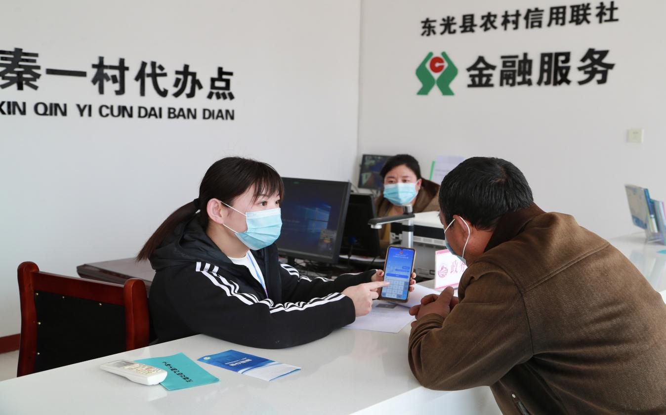 东光县秦一村代办点,村民正在办理业务。 陈英华摄