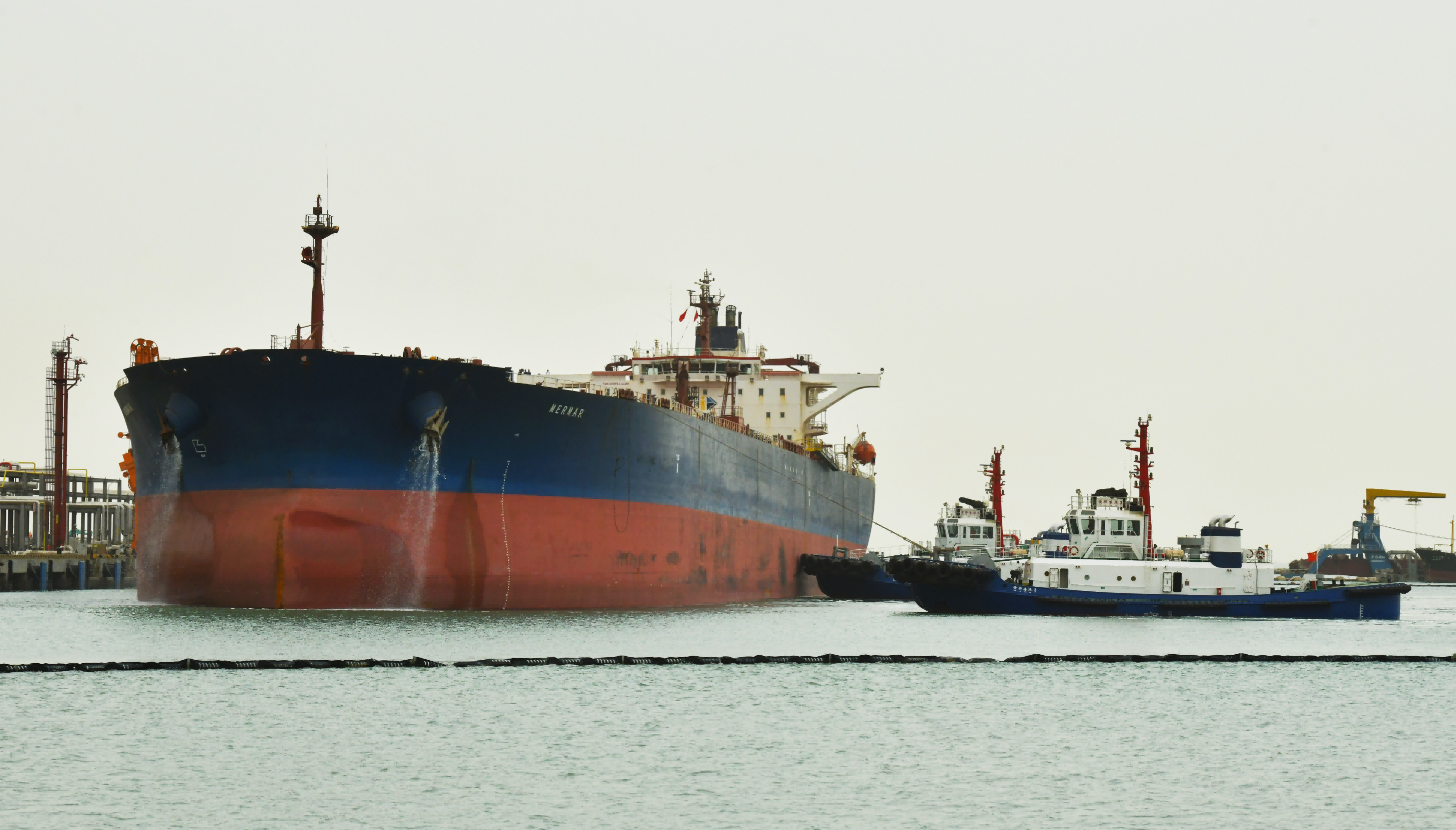 4月15日，美人魚號油輪在河北黃驊港泰地液化碼頭靠泊，准備作業。 苑立偉攝