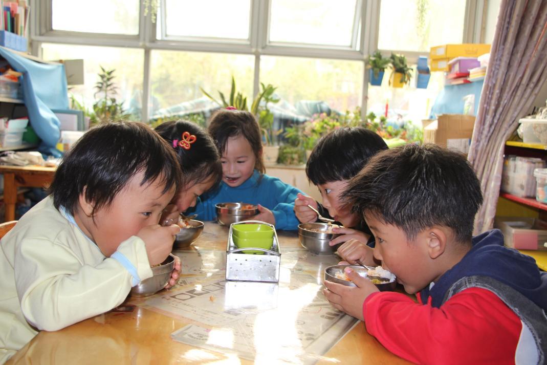 高陽縣宏潤幼兒園學生在用午餐。 高陽縣教育和體育局供圖