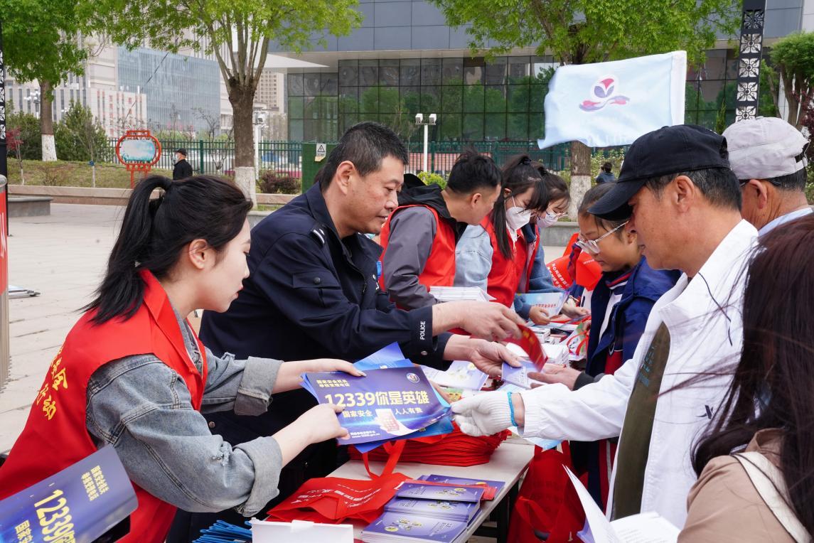 4月15日,河北保定白沟新城多个部门在芙蓉公园开展2023年全民国家安全教育日宣传活动。 杜雨佳摄