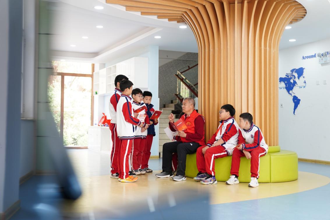 4月15日,在河北保定白沟新城碧桂园学校,志愿者正在为学生讲解国家安全知识。 孙浩龙摄