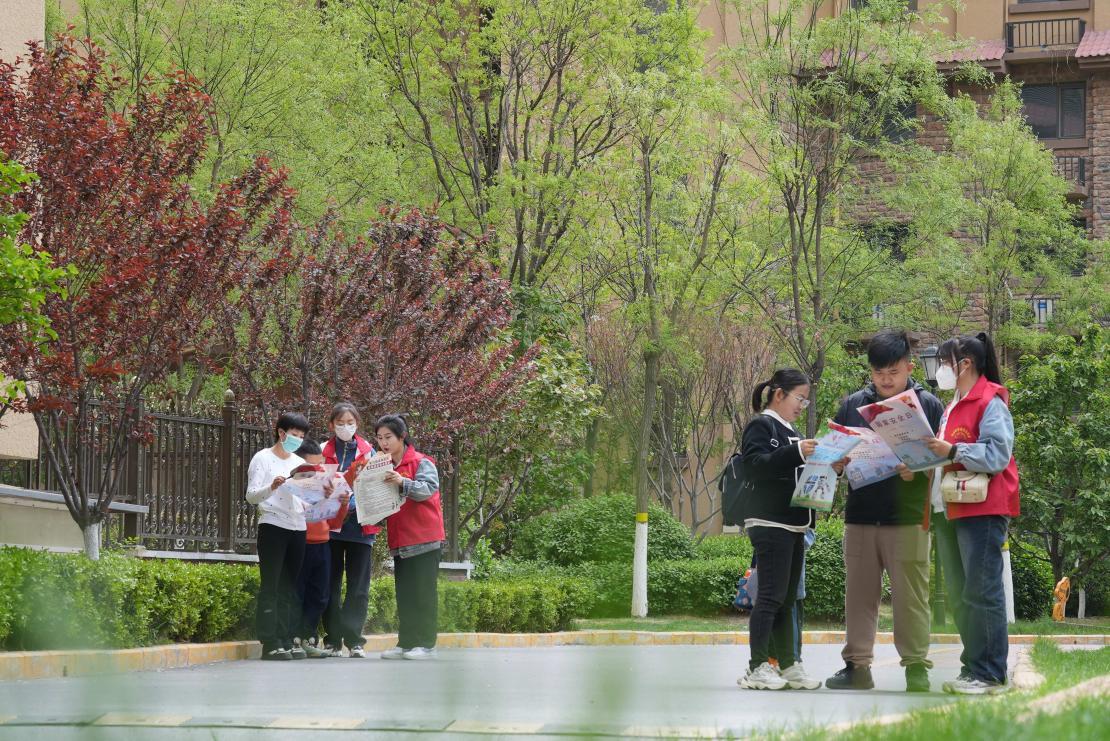 4月15日,河北保定白沟新城志愿者走进社区,向居民宣传普及国家安全知识。 孙浩龙摄