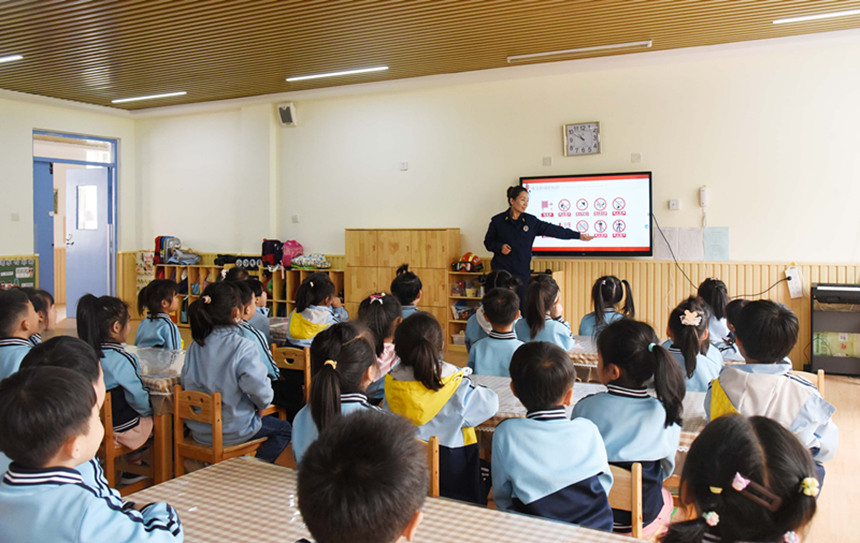 消防宣传人员为师生们讲解消防安全知识。 张占林摄