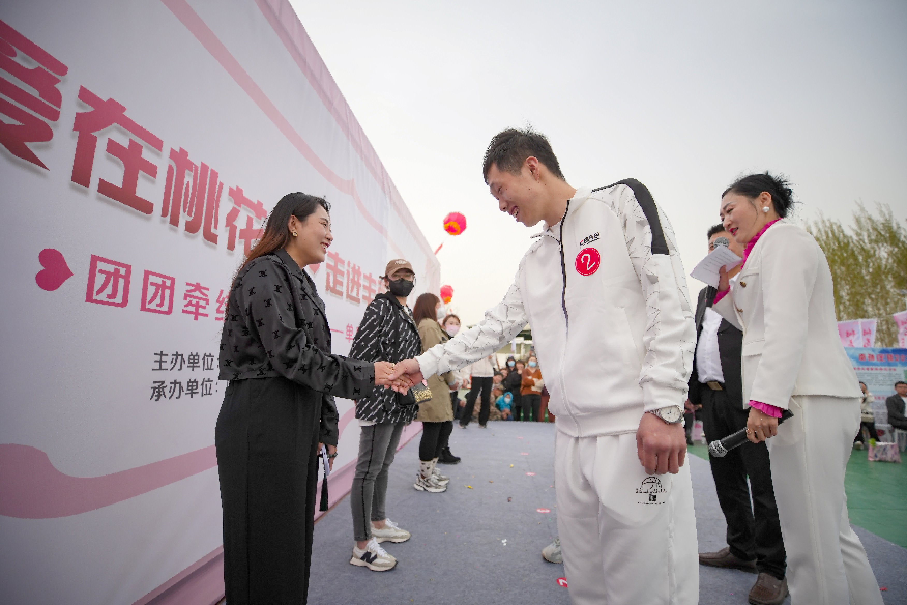 相亲游园会现场牵手成功的一对男女青年。 李福政摄