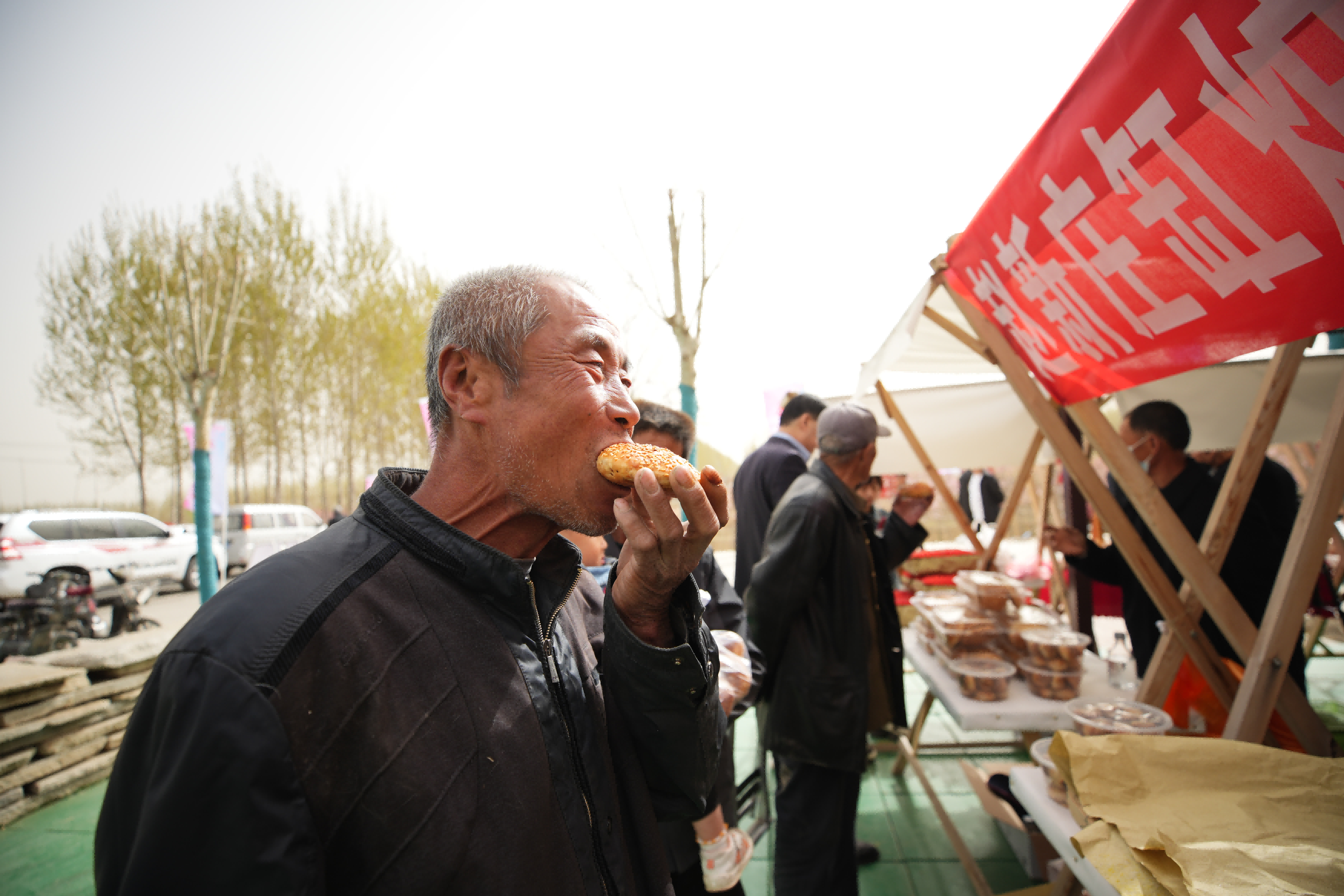 游客品尝当地的特色小吃美食。 李福政摄