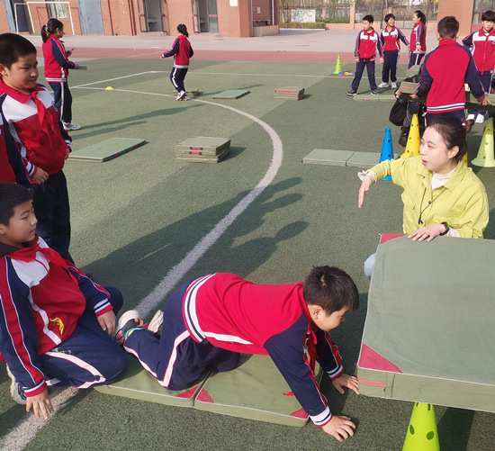 石家庄市北翟营小学学生在练习乒乓球。 北翟营小学供图
