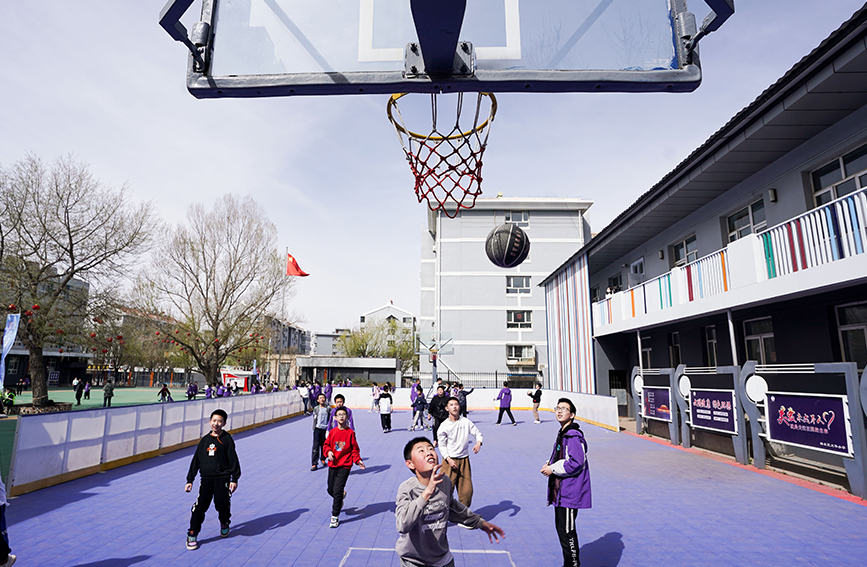 卫华小学学生课间打篮球。 李小永摄