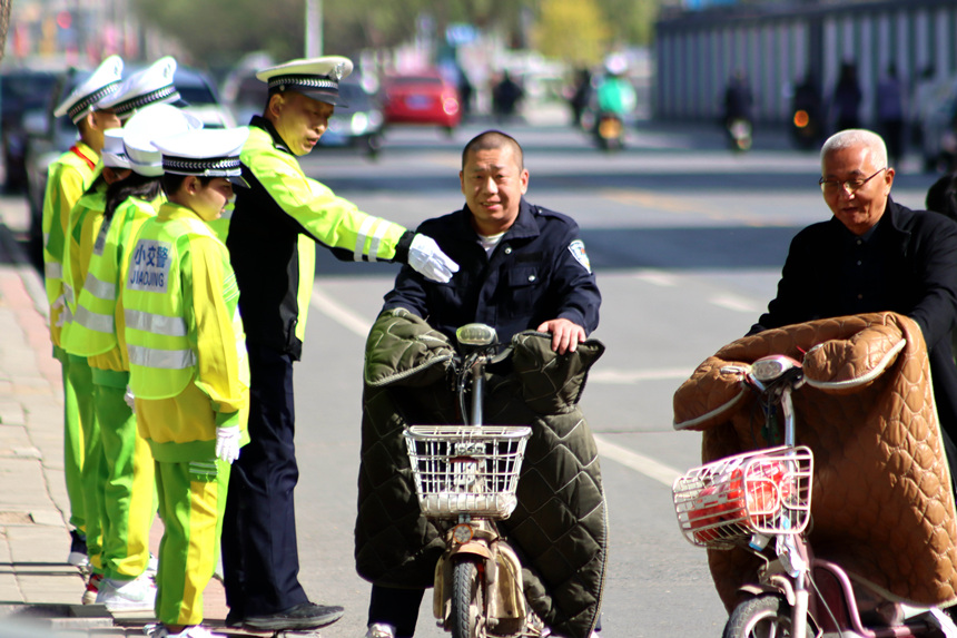 在“我是小交警”活动中,学生协助交警进行交通指挥。 彭锦帅摄