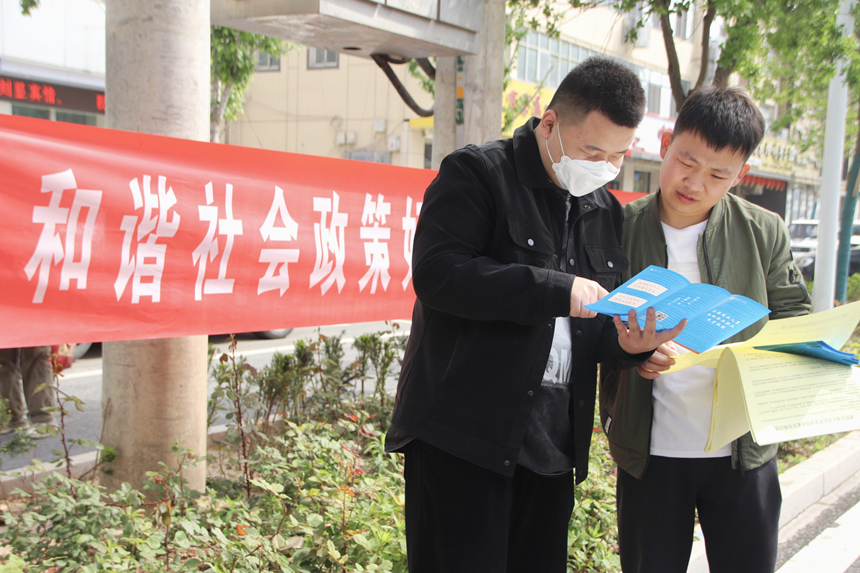工作人员向群众讲解社保政策。 张光伟摄