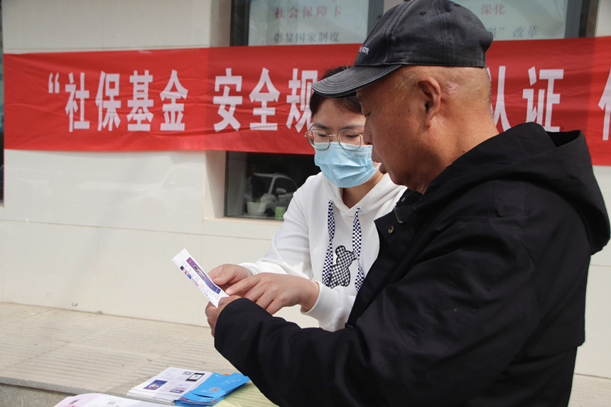 群众向工作人员询问问题。 张光伟摄