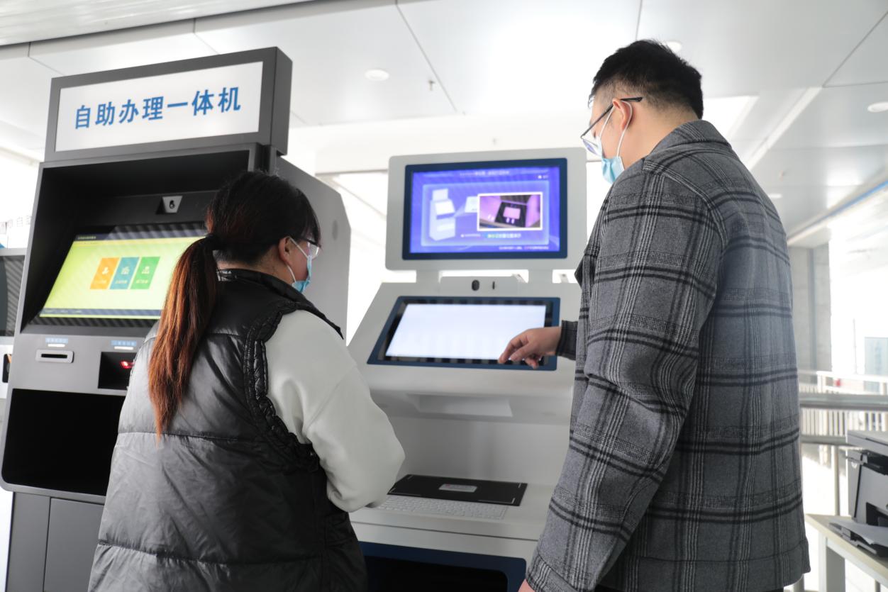 大名县政务服务大厅,工作人员指导群众办理业务。 谷聪聪摄