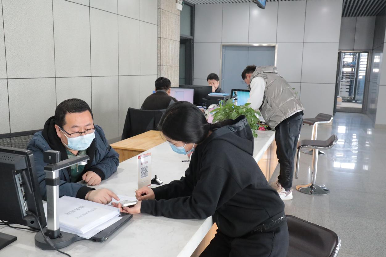 大名县政务服务大厅,工作人员讲解相关政策。 谷聪聪摄