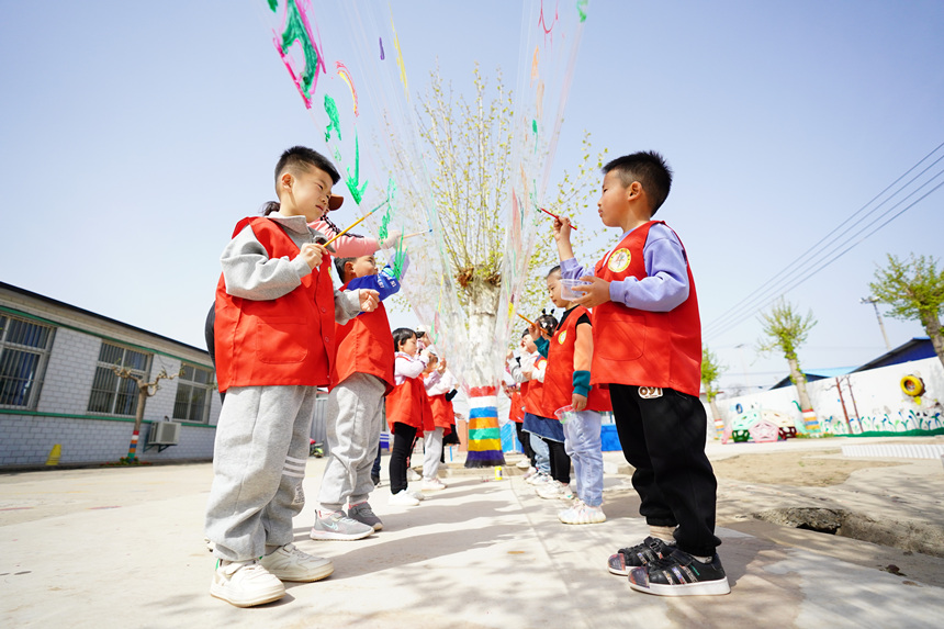 孩子们在进行谷雨风景涂鸦。 侯亚婷摄