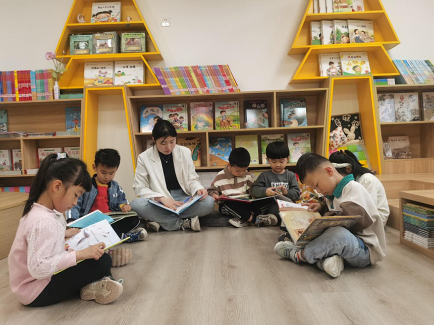 老师和小朋友一起享受阅读时光。 赵国华摄