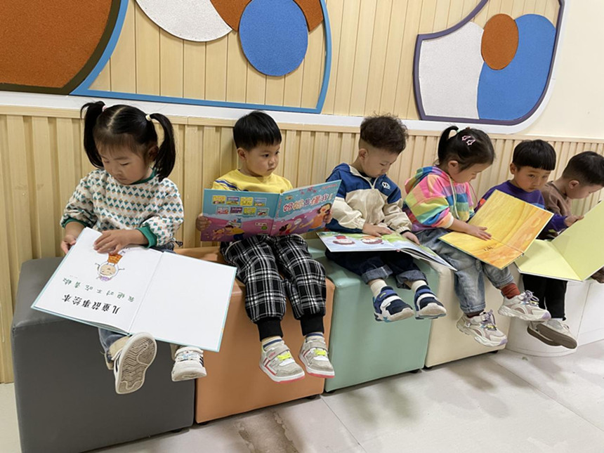 小朋友们在幼儿园“阅读区”专心阅读。 刘俊翠摄
