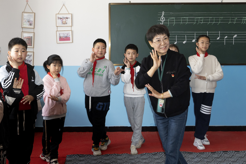 戏曲大师张惠云弟子安兰惠老师在博士庄小学教孩子学戏。 庞超英摄