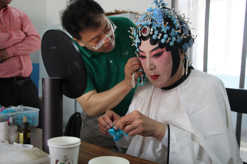 张惠云先生亲传弟子高殿军老师在化妆。 杨瀰摄