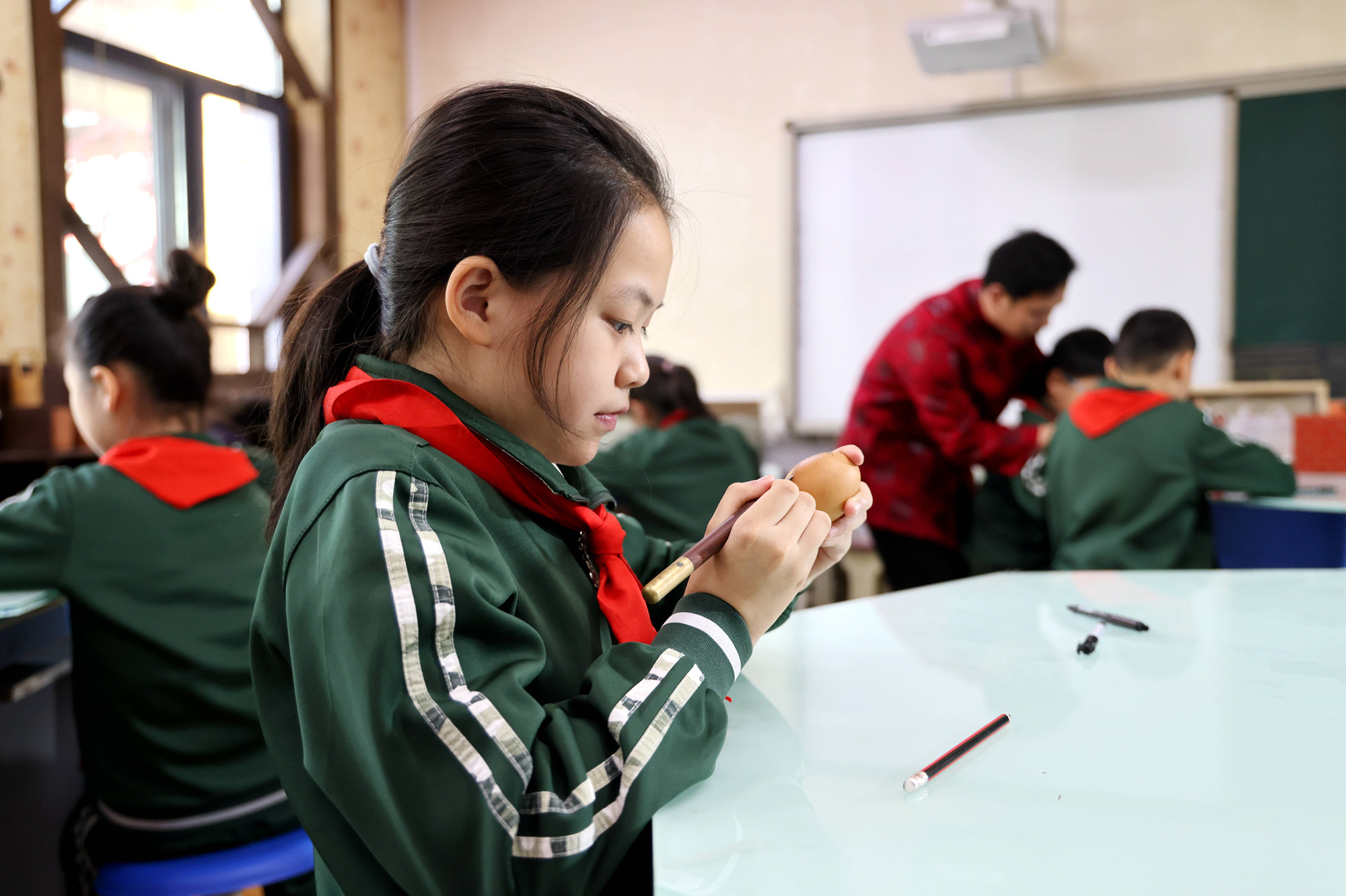 石家庄市八一小學學生練習蛋雕。 張文靜攝