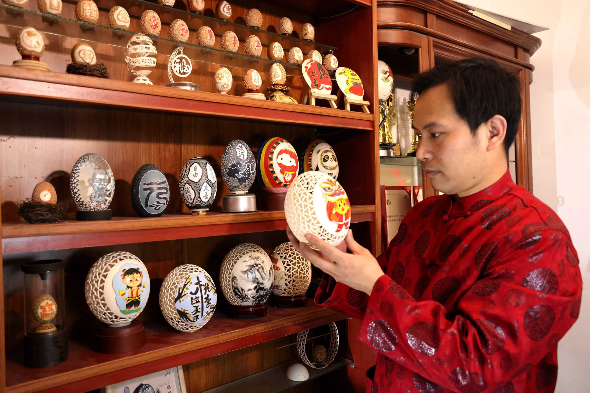 非遺傳承人張曉賀展示蛋雕作品。 張文靜攝
