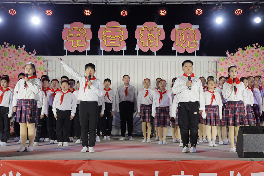 唐山市丰南区南孙庄镇学生朗诵《少年中国说》。 毕帅摄