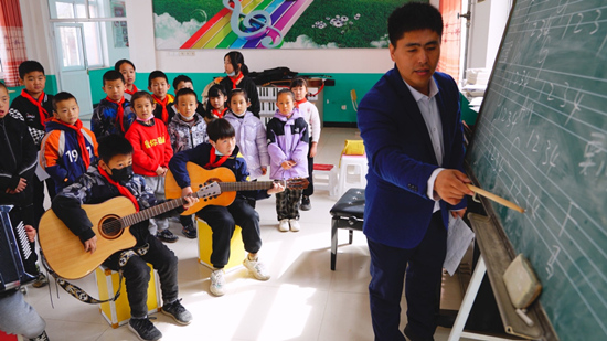 马兰小学的孩子们正在上音乐课。 耿辰光摄