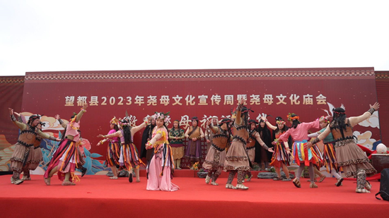 望都县尧母文化庙会上，演员正在表演新颖调《尧母庆寿》。 张斌供图