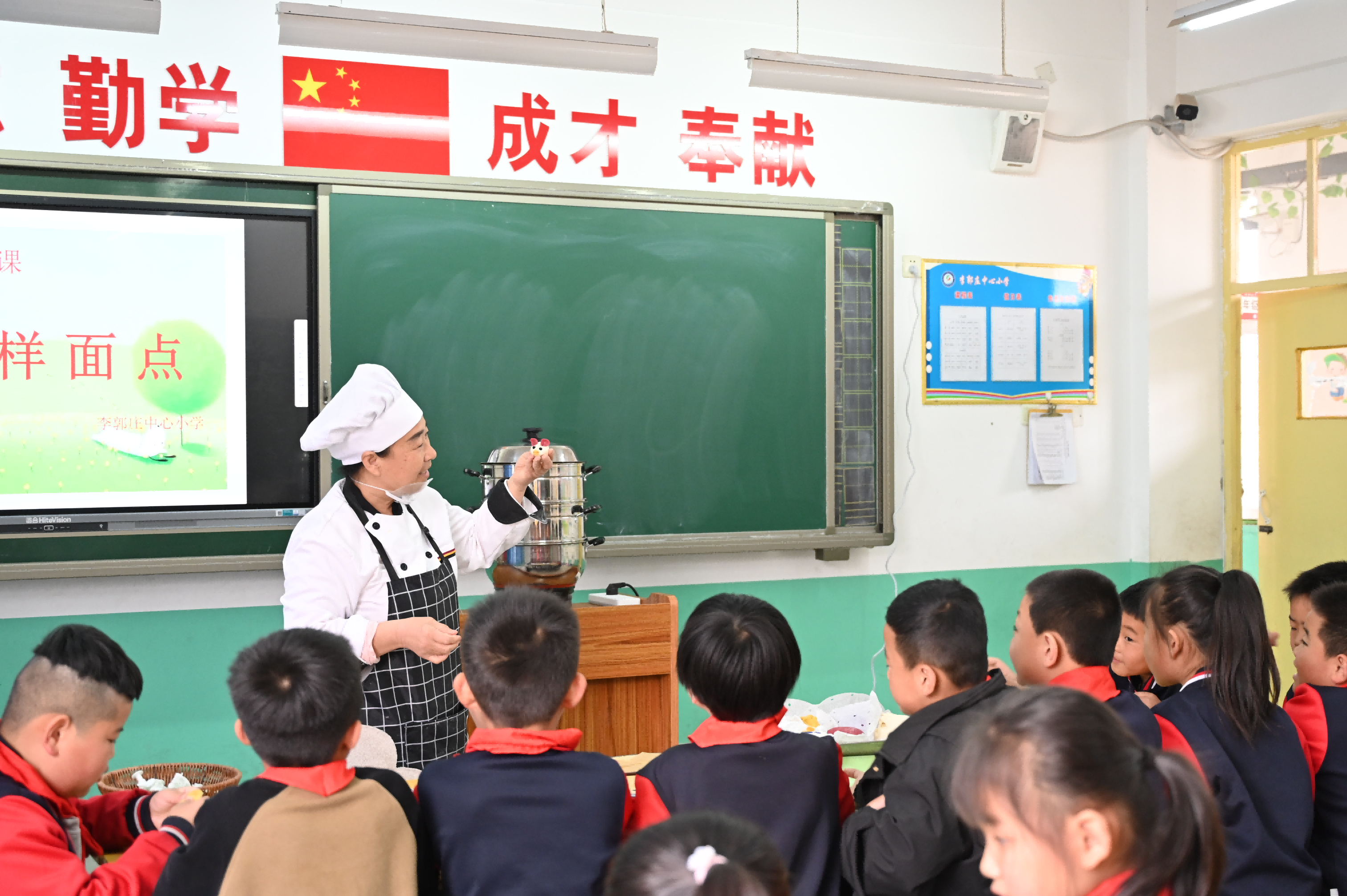 面点老师详细地讲解和演示面点的制作。 刘蒙蒙摄