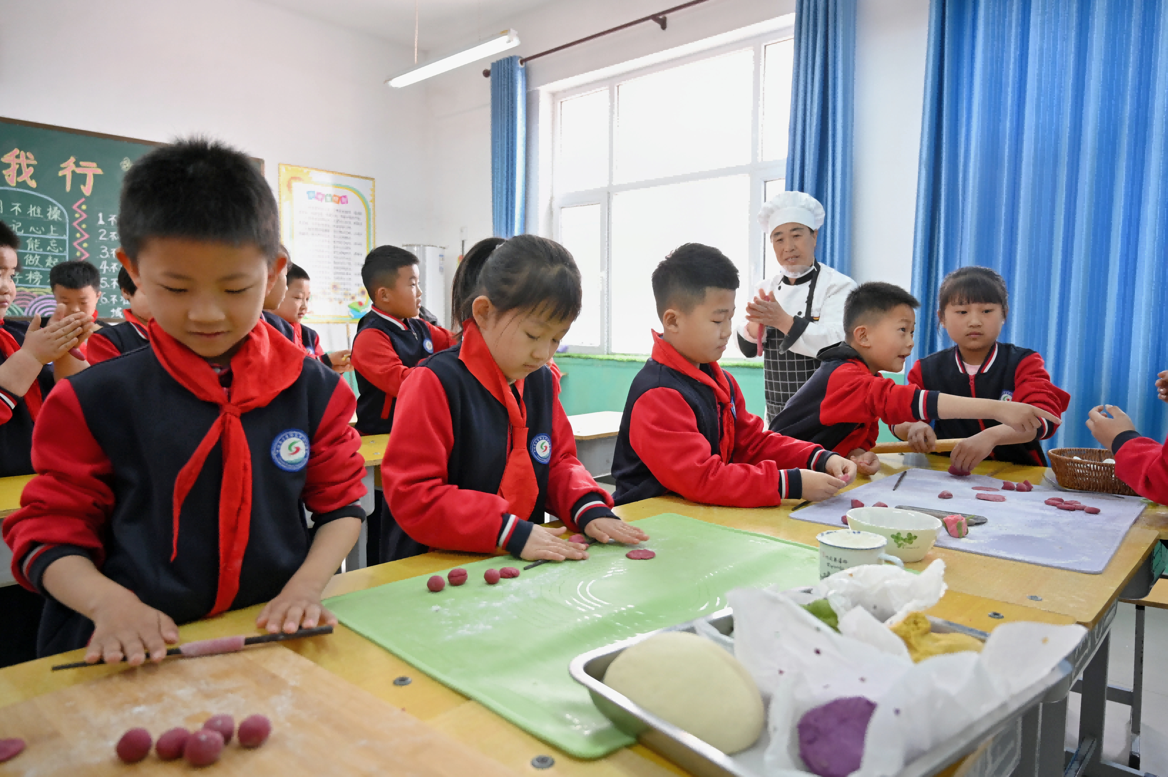 学生们在课堂上学习制作面点。 刘蒙蒙摄