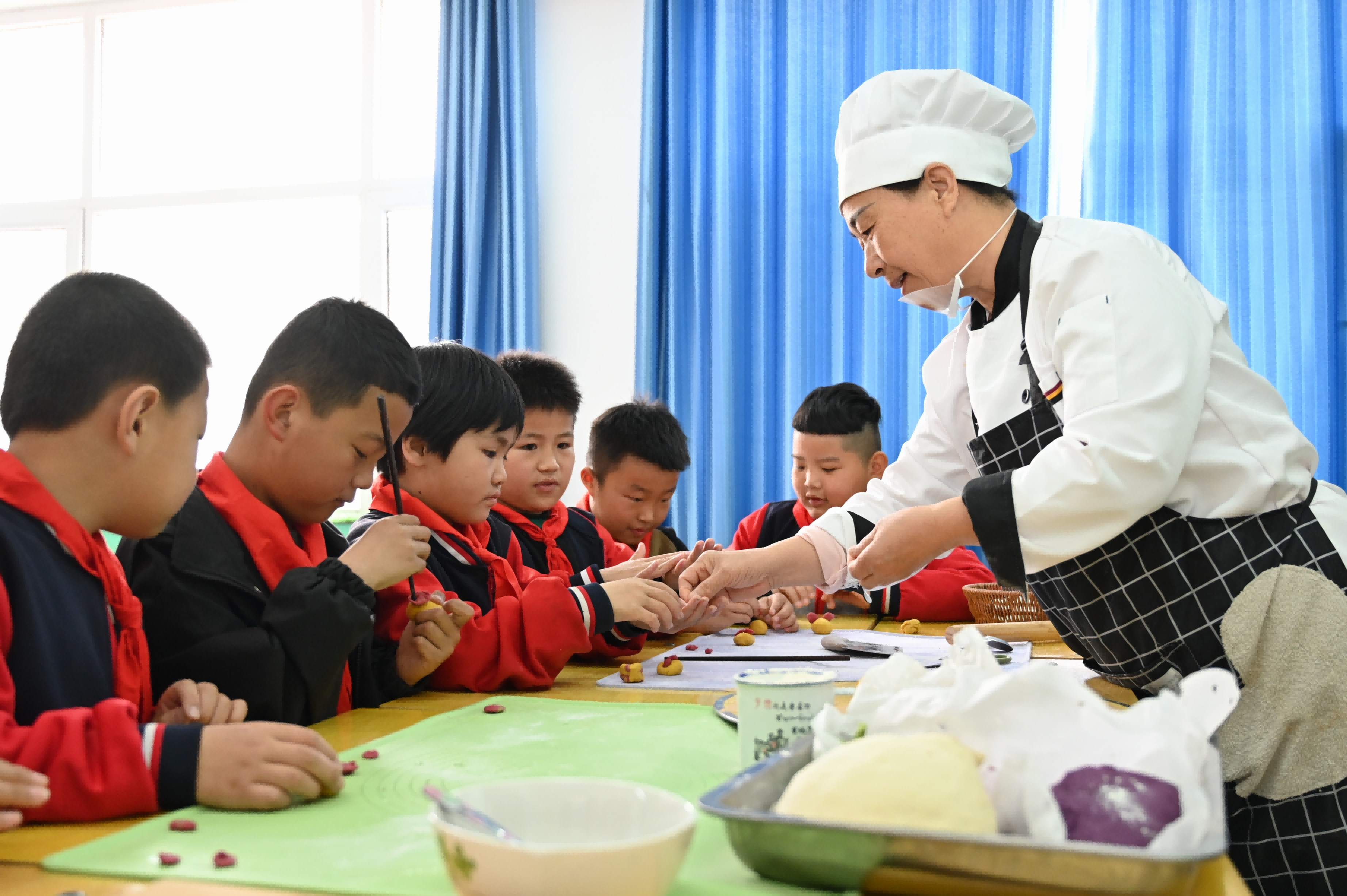 学生们在课上学习制作面点。 刘蒙蒙摄