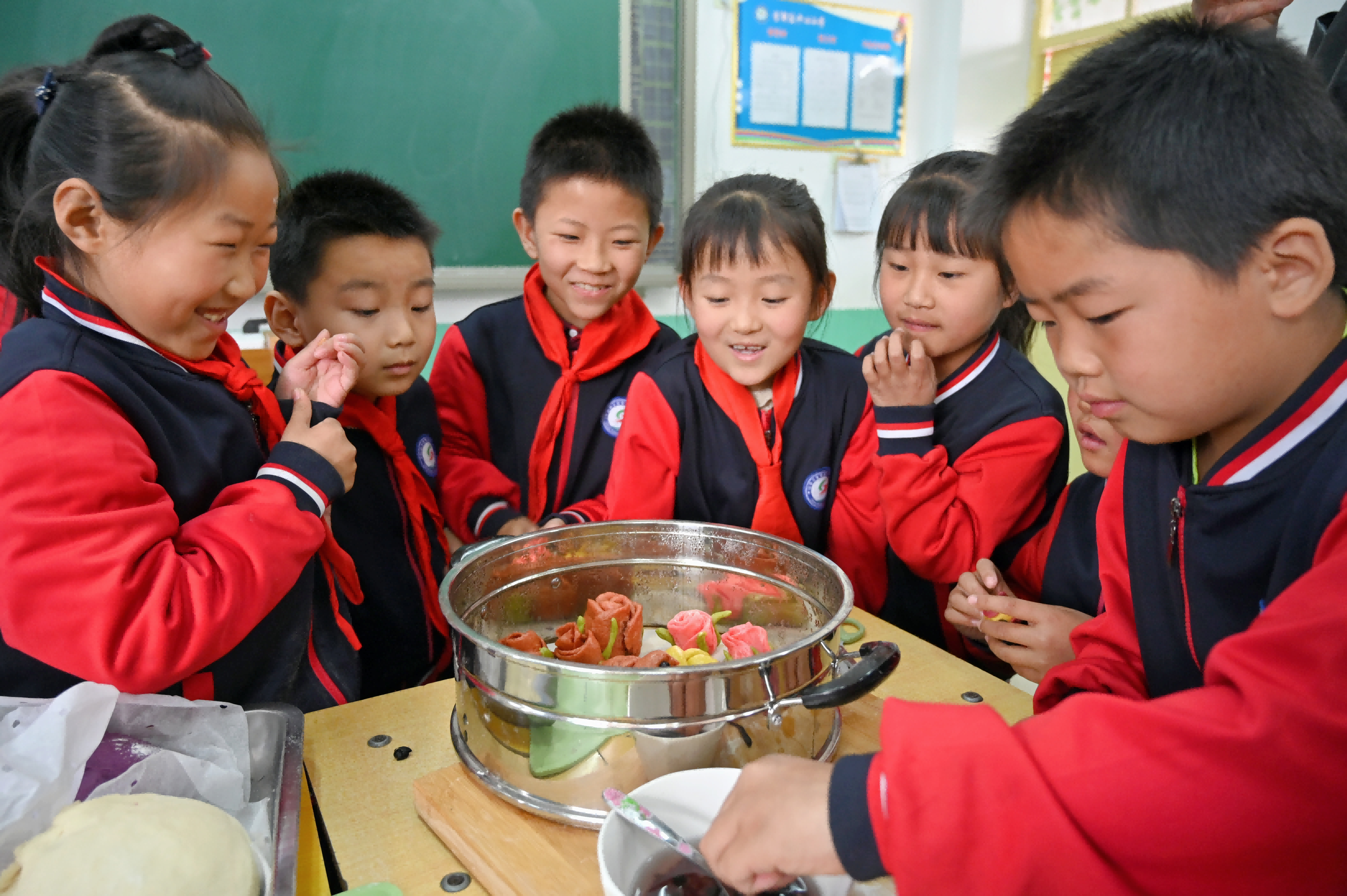 学生们开心地看着已蒸熟的面点。 刘蒙蒙摄