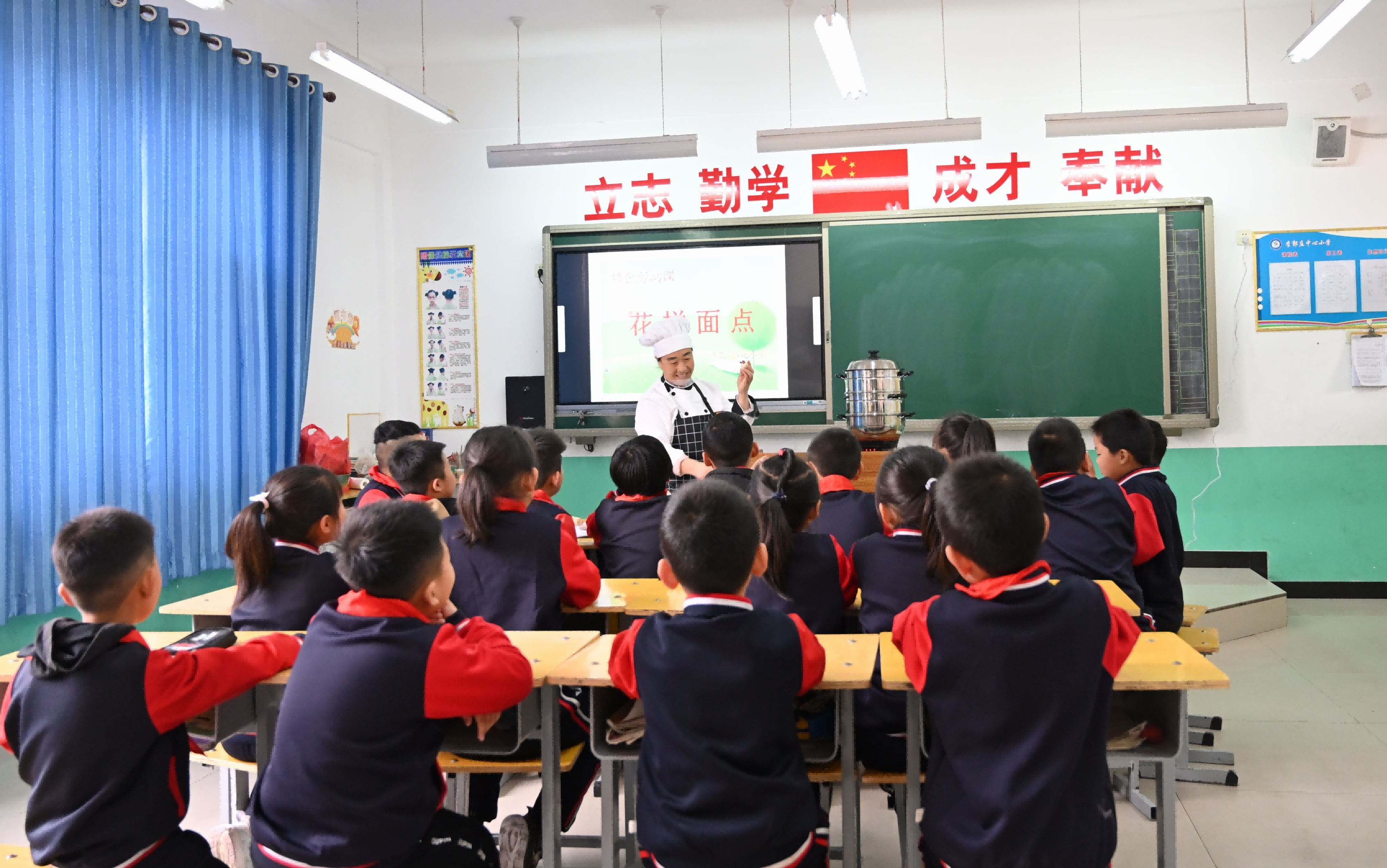 李郭庄中心小学正在上面点制作劳动实践课。 刘蒙蒙摄