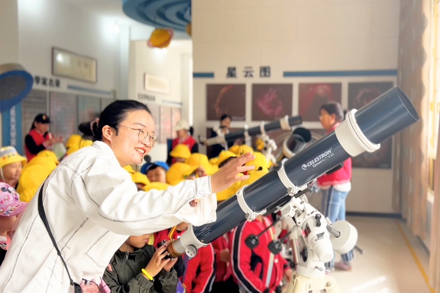 孩子们触摸了解天文仪器。 程园园摄