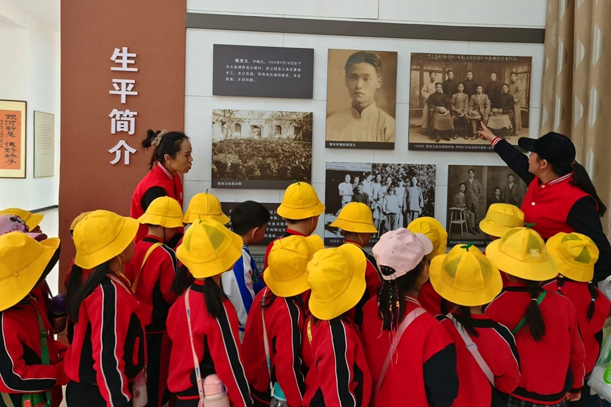 讲解员向小朋友们讲解程茂兰生平事迹。 程园园摄