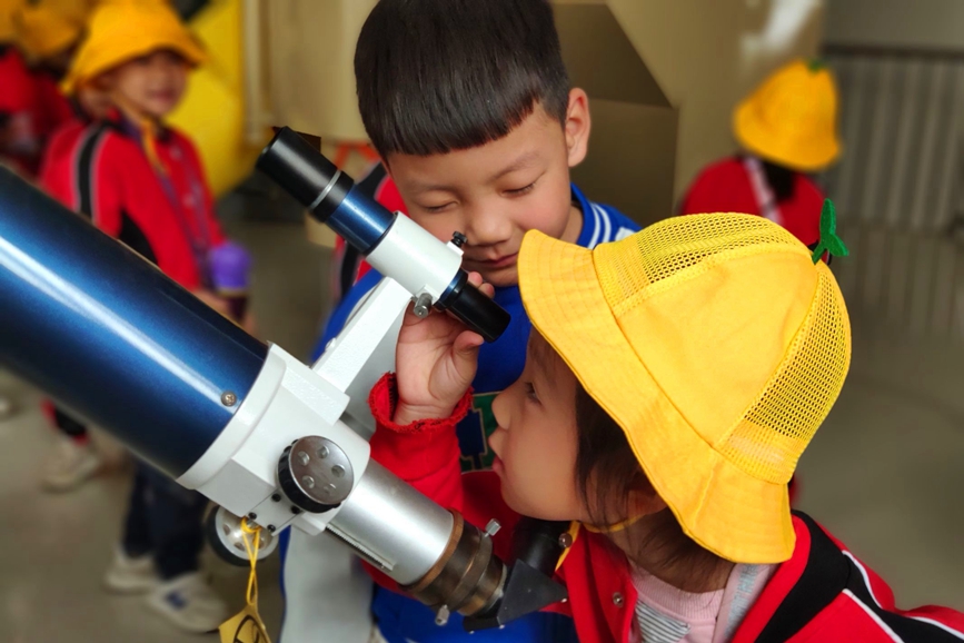 孩子們體驗天文儀器。 程園園攝