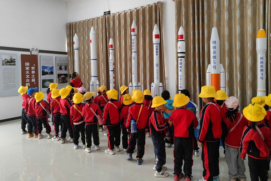 孩子們觀摩航天模型。 程園園攝